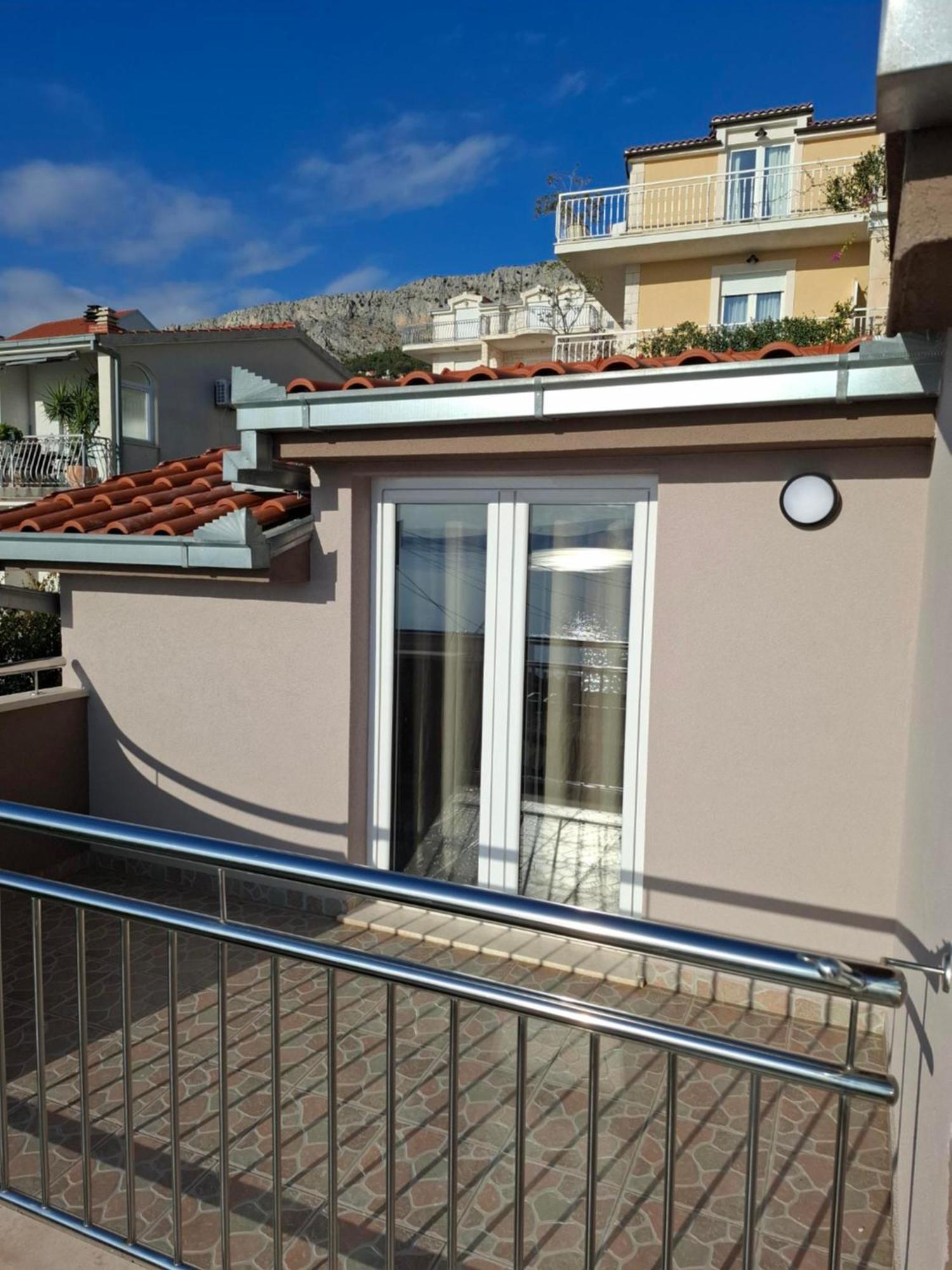 Apartment Ante Dugi Rat Exterior photo